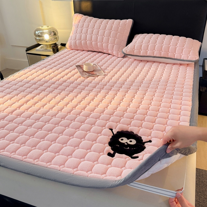 91家纺网 家纺一手货源 找家纺 予梦家纺 2025新款牛奶绒加厚刺绣床护垫床垫保护套 辛德拉-黑煤球粉