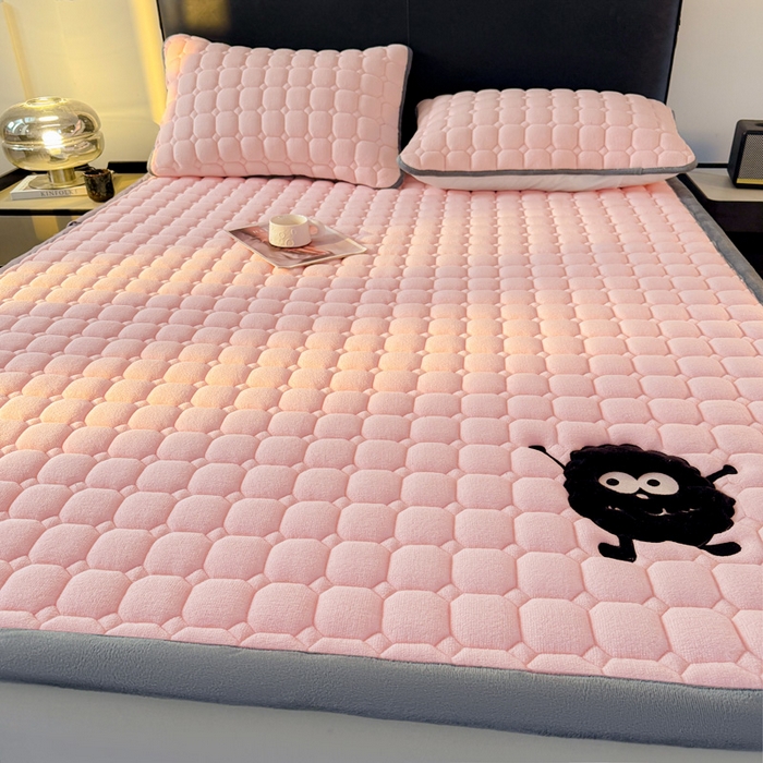 91家纺网 家纺一手货源 找家纺 予梦家纺 2025新款牛奶绒加厚刺绣床护垫床垫保护套 辛德拉-黑煤球粉