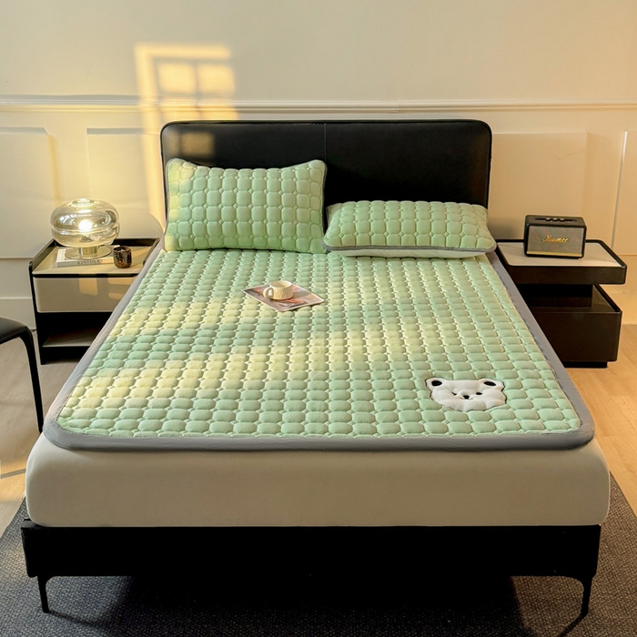 91家纺网 家纺一手货源 找家纺 予梦家纺 2025新款牛奶绒加厚刺绣床护垫床垫保护套 辛德拉-小白熊绿