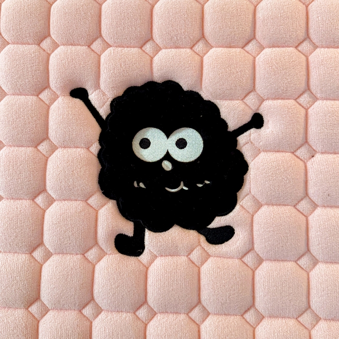 91家纺网 家纺一手货源 找家纺 予梦家纺 2025新款牛奶绒加厚刺绣床护垫床垫保护套 辛德拉-黑煤球粉