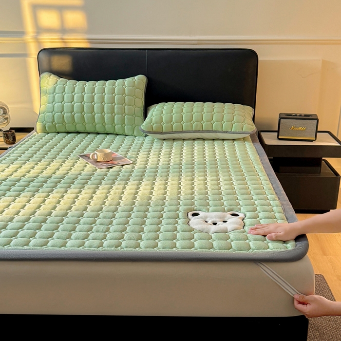 91家纺网 家纺一手货源 找家纺 予梦家纺 2025新款牛奶绒加厚刺绣床护垫床垫保护套 辛德拉-小白熊绿