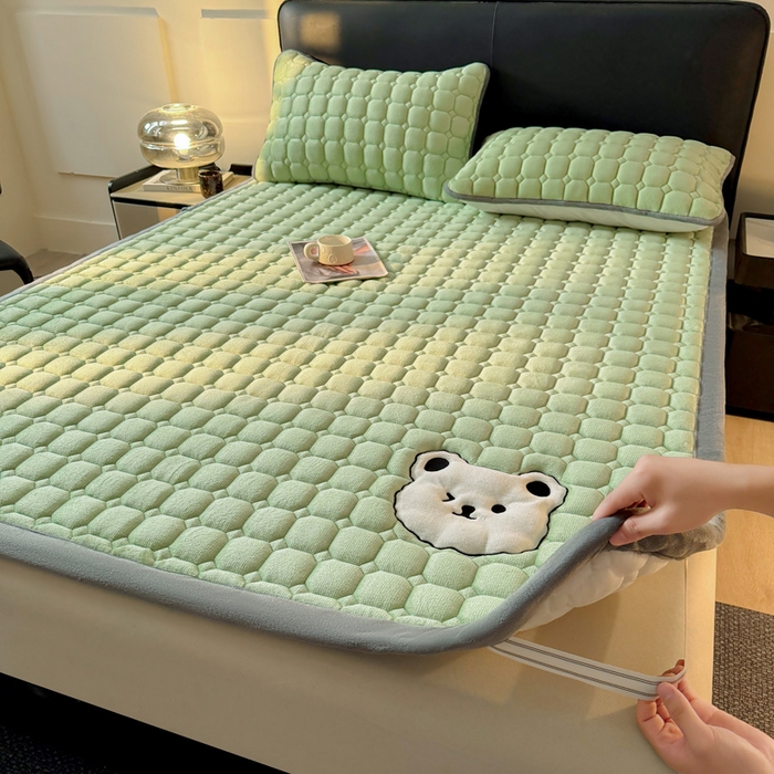 91家纺网 家纺一手货源 找家纺 予梦家纺 2025新款牛奶绒加厚刺绣床护垫床垫保护套 辛德拉-小白熊绿