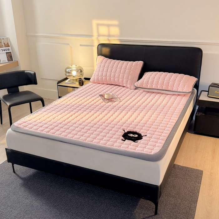 91家纺网 家纺一手货源 找家纺 予梦家纺 2025新款牛奶绒加厚刺绣床护垫床垫保护套 辛德拉-黑煤球粉