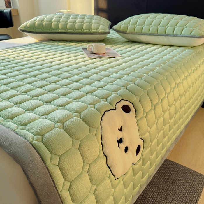 91家纺网 家纺一手货源 找家纺 予梦家纺 2025新款牛奶绒加厚刺绣床护垫床垫保护套 辛德拉-小白熊绿