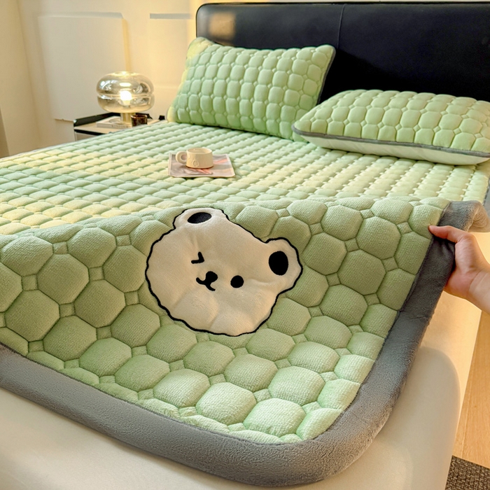 91家纺网 家纺一手货源 找家纺 予梦家纺 2025新款牛奶绒加厚刺绣床护垫床垫保护套 辛德拉-小白熊绿