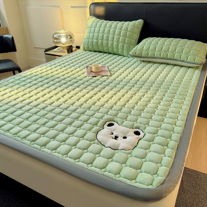 91家纺网 家纺一手货源 找家纺 予梦家纺 2025新款牛奶绒加厚刺绣床护垫床垫保护套 辛德拉-小白熊绿