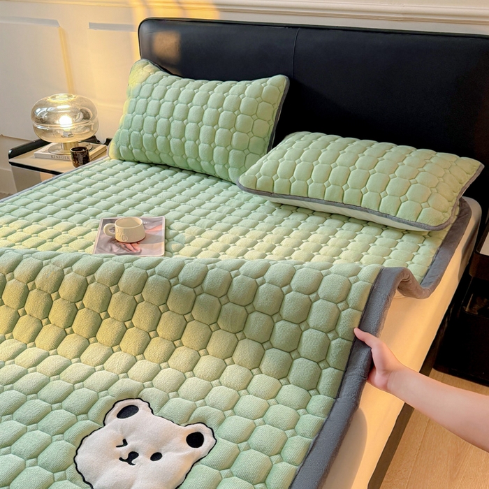 91家纺网 家纺一手货源 找家纺 予梦家纺 2025新款牛奶绒加厚刺绣床护垫床垫保护套 辛德拉-小白熊绿