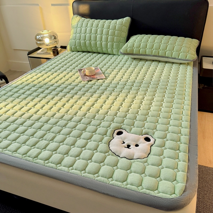 91家纺网 家纺一手货源 找家纺 予梦家纺 2025新款牛奶绒加厚刺绣床护垫床垫保护套 辛德拉-小白熊绿