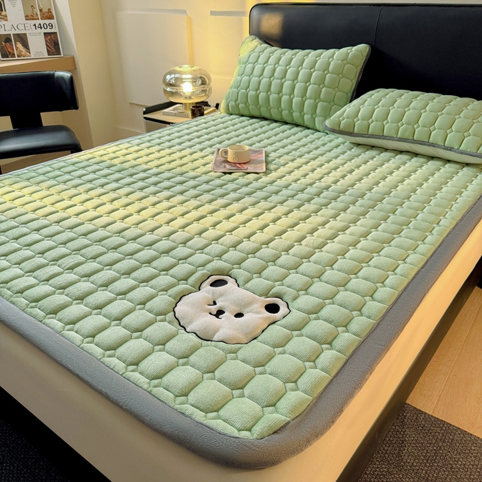 91家纺网 家纺一手货源 找家纺 予梦家纺 2025新款牛奶绒加厚刺绣床护垫床垫保护套 辛德拉-小白熊绿