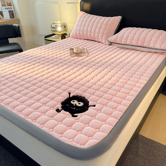 91家纺网 家纺一手货源 找家纺 予梦家纺 2025新款牛奶绒加厚刺绣床护垫床垫保护套 辛德拉-黑煤球粉