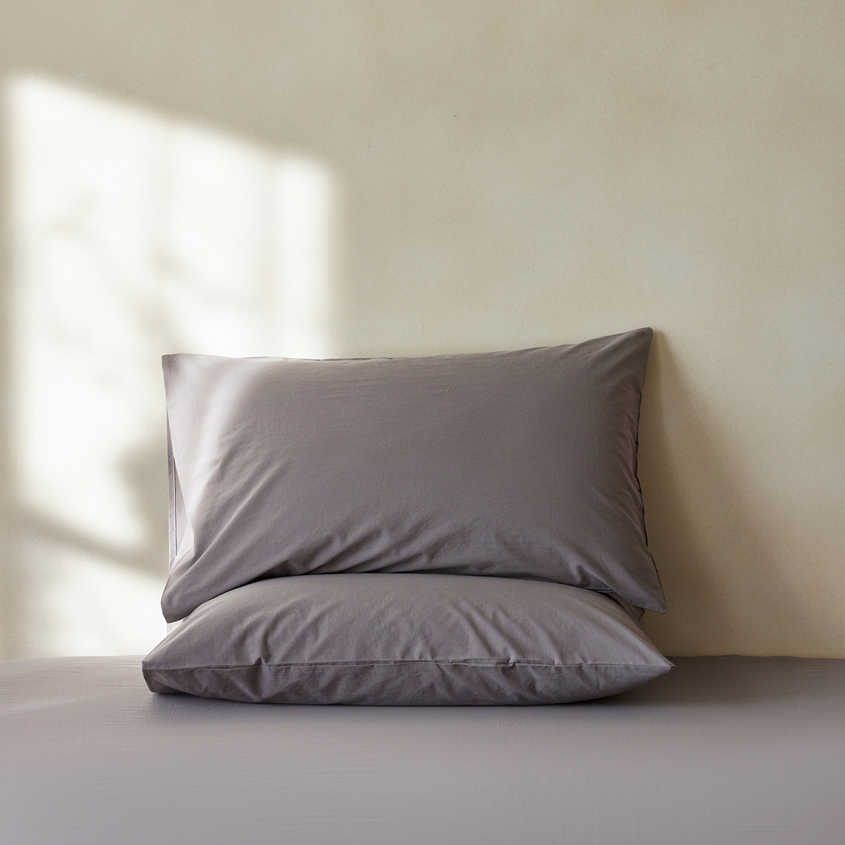 91家纺网 家纺一手货源 找家纺 轩和家居 2025新款全棉高支旧感砂洗长绒棉单枕套 暮烟灰