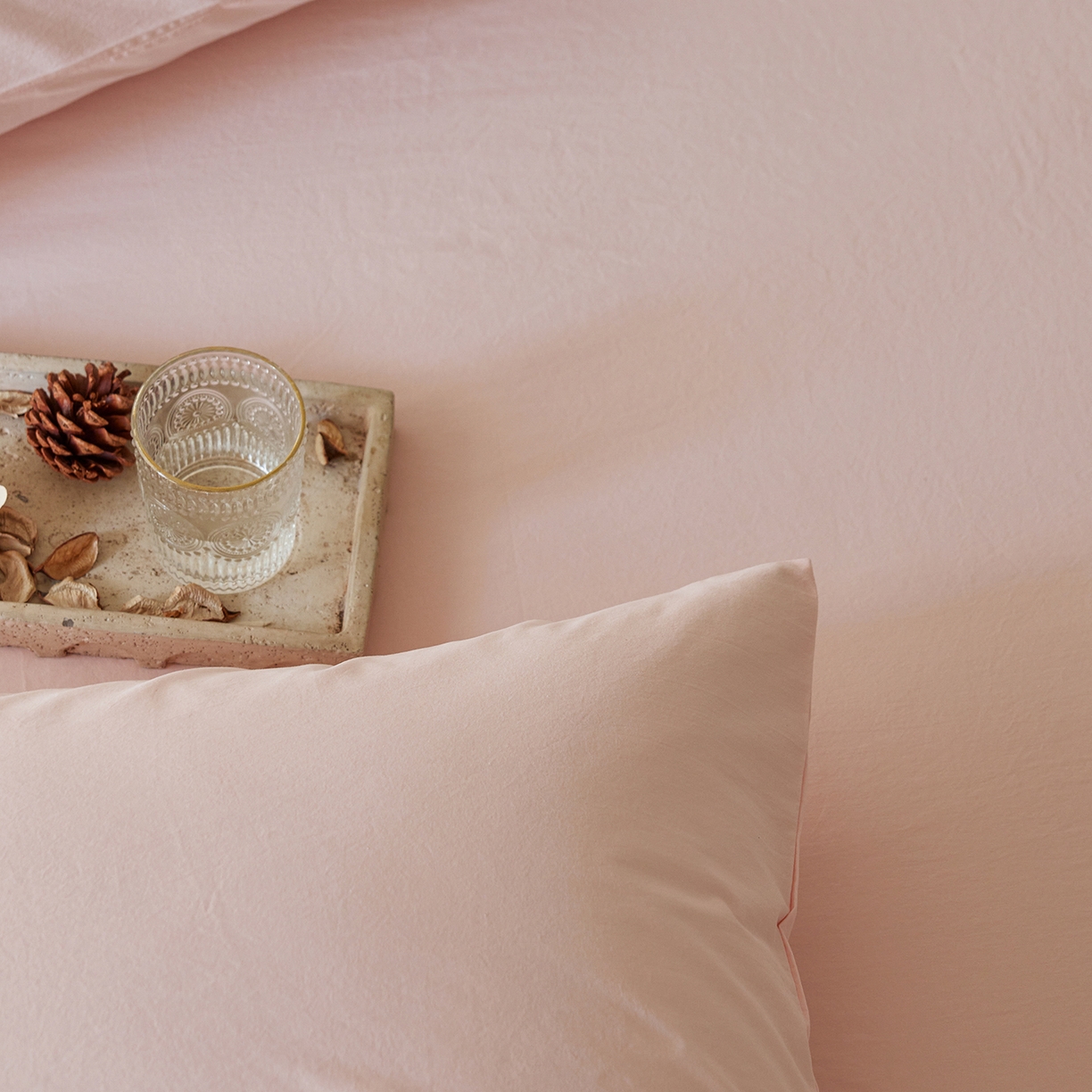 91家纺网 家纺一手货源 找家纺 轩和家居 2025新款全棉高支旧感砂洗长绒棉单枕套 薄樱粉