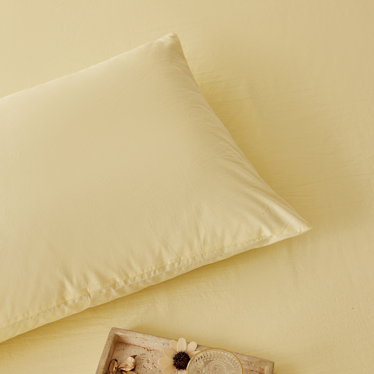 91家纺网 家纺一手货源 找家纺 轩和家居 2025新款全棉高支旧感砂洗长绒棉单枕套 淡黄色