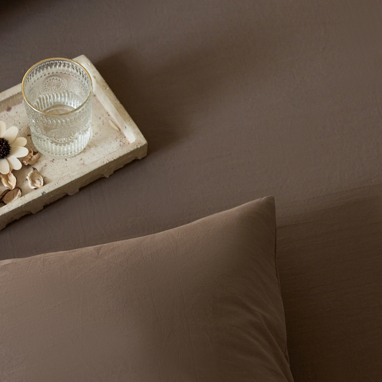 91家纺网 家纺一手货源 找家纺 轩和家居 2025新款全棉高支旧感砂洗长绒棉单枕套 落栗棕