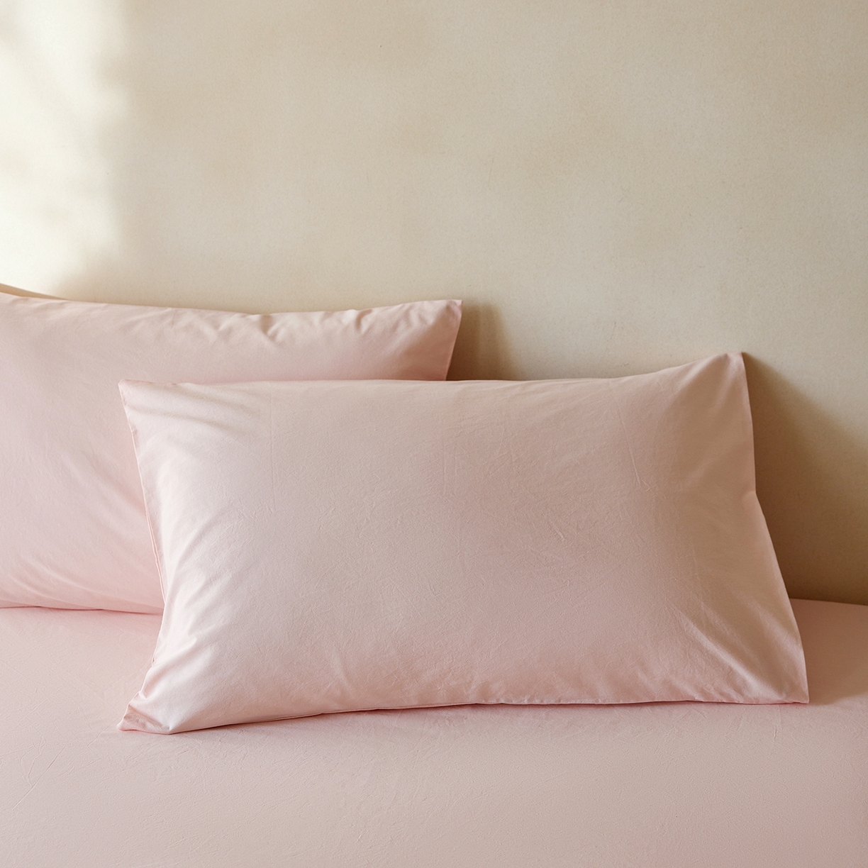 91家纺网 家纺一手货源 找家纺 轩和家居 2025新款全棉高支旧感砂洗长绒棉单枕套 薄樱粉