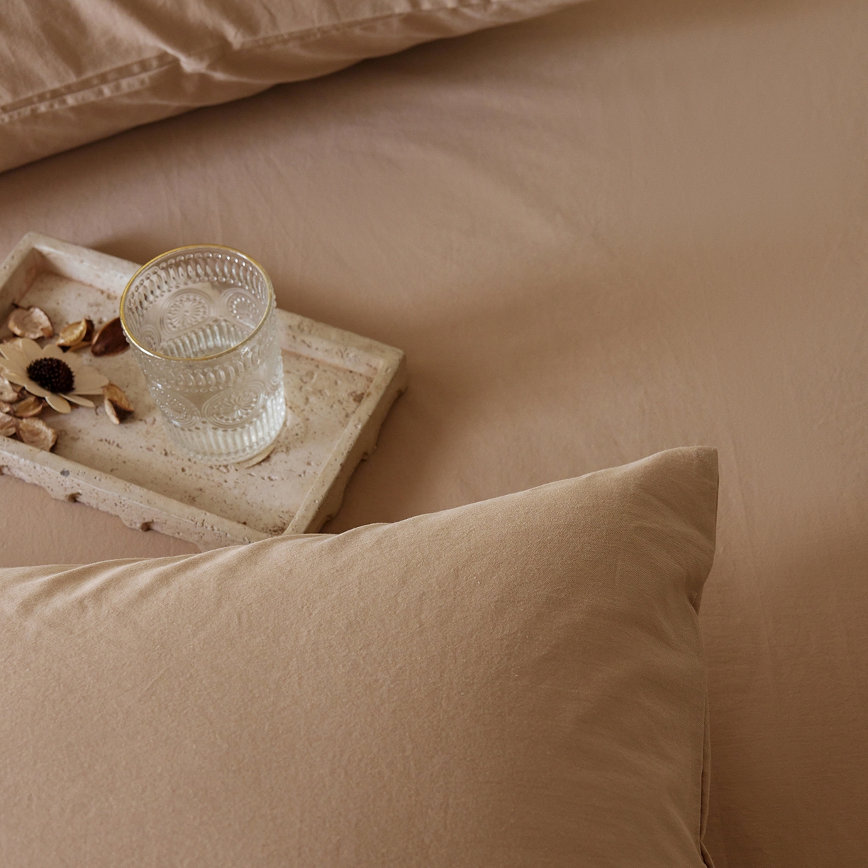 91家纺网 家纺一手货源 找家纺 轩和家居 2025新款全棉高支旧感砂洗长绒棉单枕套 秋麦色