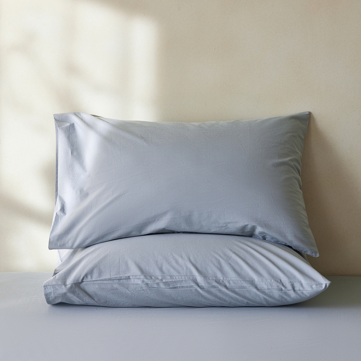 91家纺网 家纺一手货源 找家纺 轩和家居 2025新款全棉高支旧感砂洗长绒棉单枕套 雾海蓝