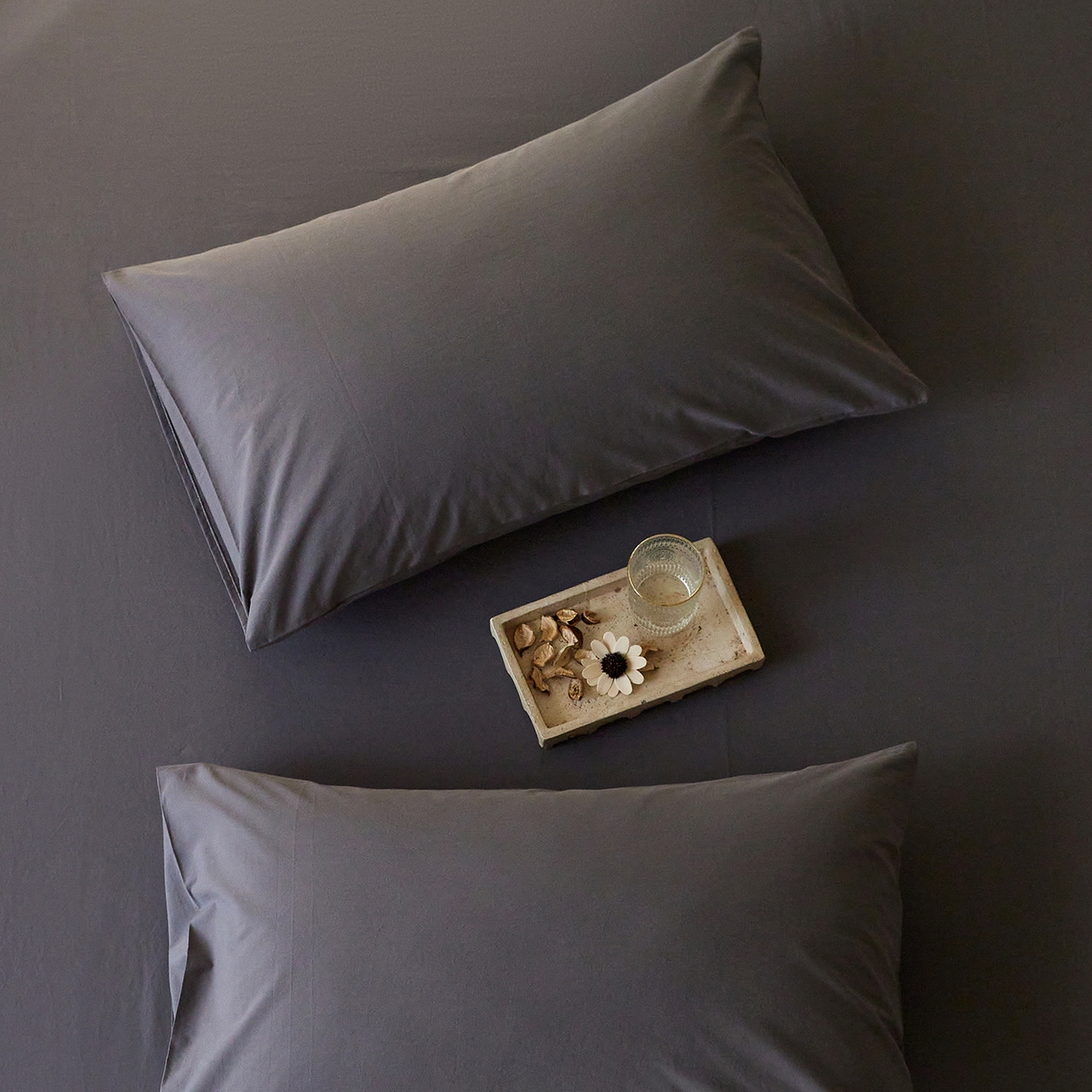 91家纺网 家纺一手货源 找家纺 轩和家居 2025新款全棉高支旧感砂洗长绒棉单枕套 墨染灰