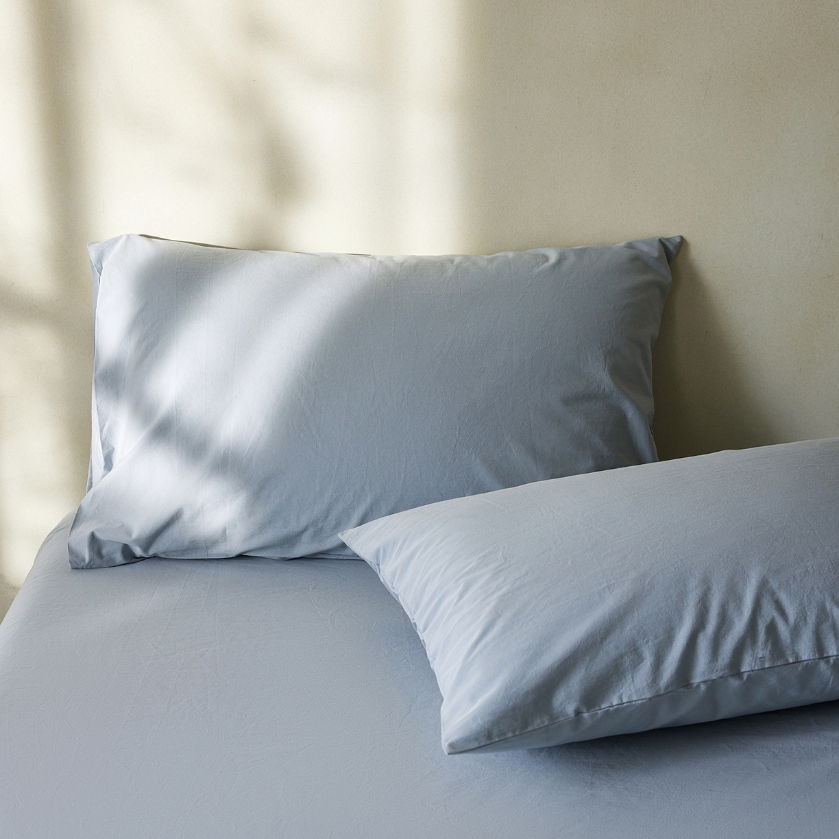 91家纺网 家纺一手货源 找家纺 轩和家居 2025新款全棉高支旧感砂洗长绒棉单枕套 雾海蓝