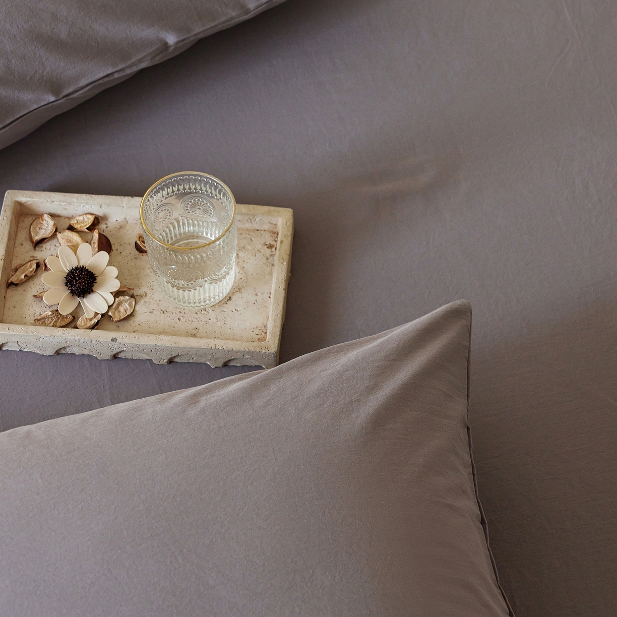 91家纺网 家纺一手货源 找家纺 轩和家居 2025新款全棉高支旧感砂洗长绒棉单枕套 暮烟灰