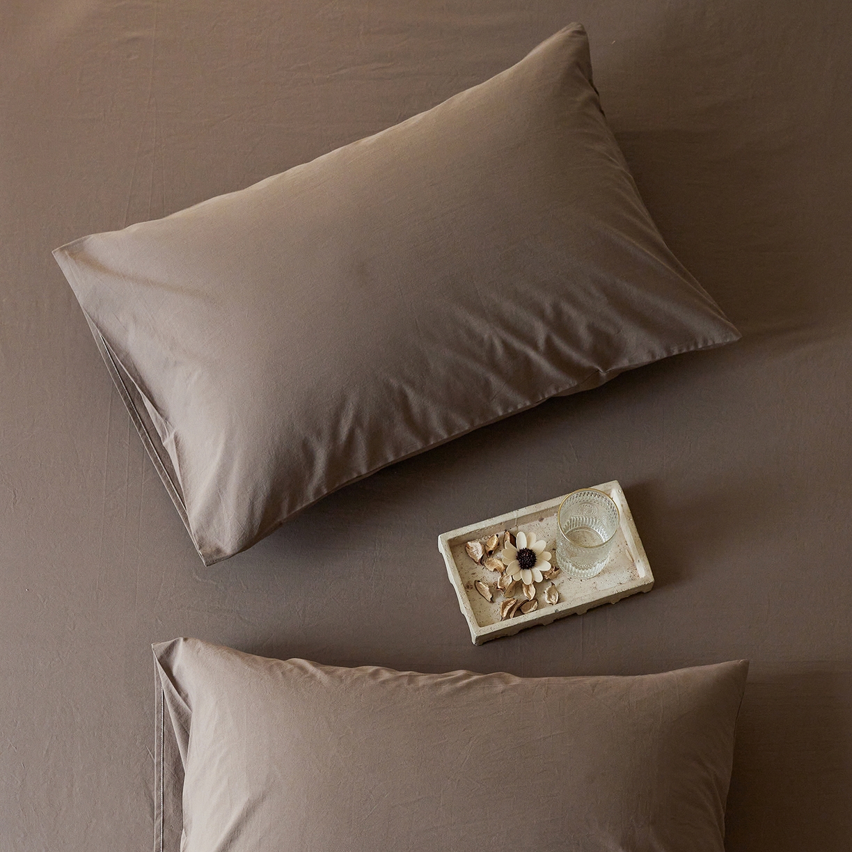 91家纺网 家纺一手货源 找家纺 轩和家居 2025新款全棉高支旧感砂洗长绒棉单枕套 落栗棕