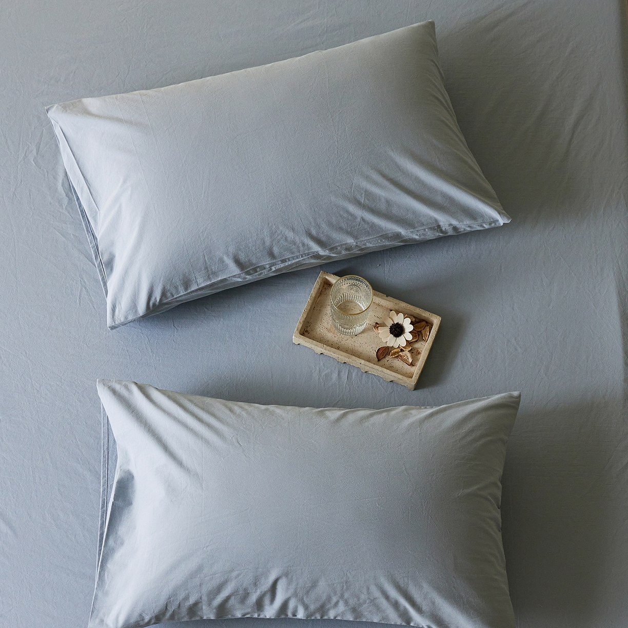 91家纺网 家纺一手货源 找家纺 轩和家居 2025新款全棉高支旧感砂洗长绒棉单枕套 雾海蓝