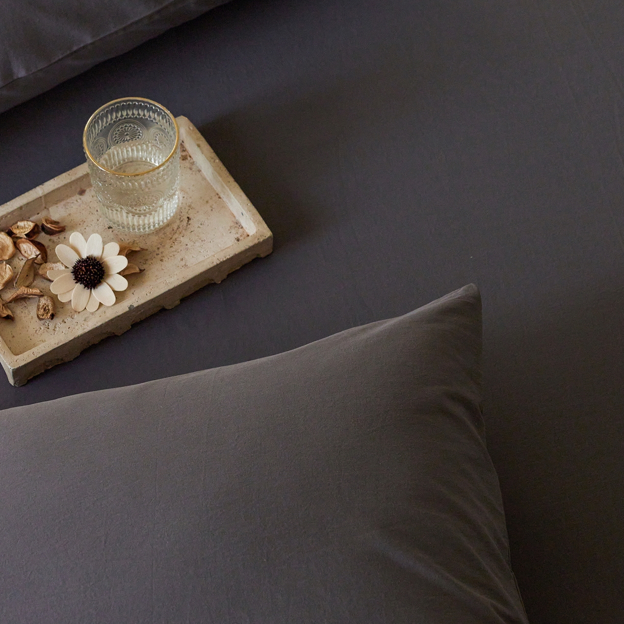 91家纺网 家纺一手货源 找家纺 轩和家居 2025新款全棉高支旧感砂洗长绒棉单枕套 墨染灰