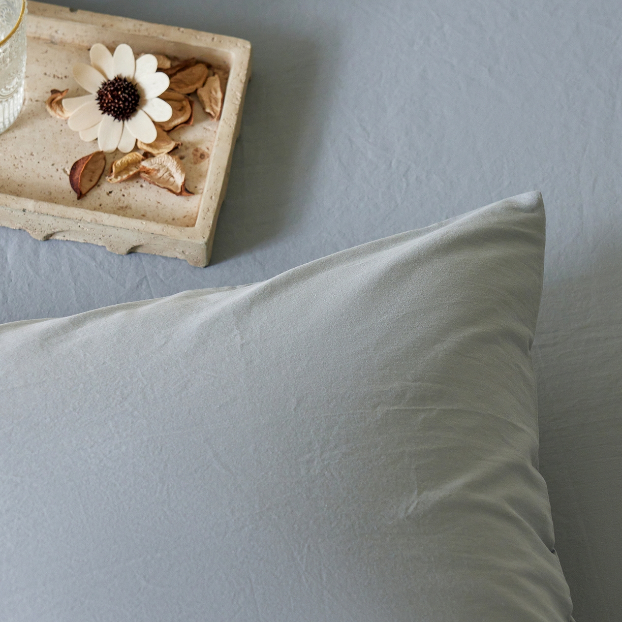 91家纺网 家纺一手货源 找家纺 轩和家居 2025新款全棉高支旧感砂洗长绒棉单枕套 雾海蓝