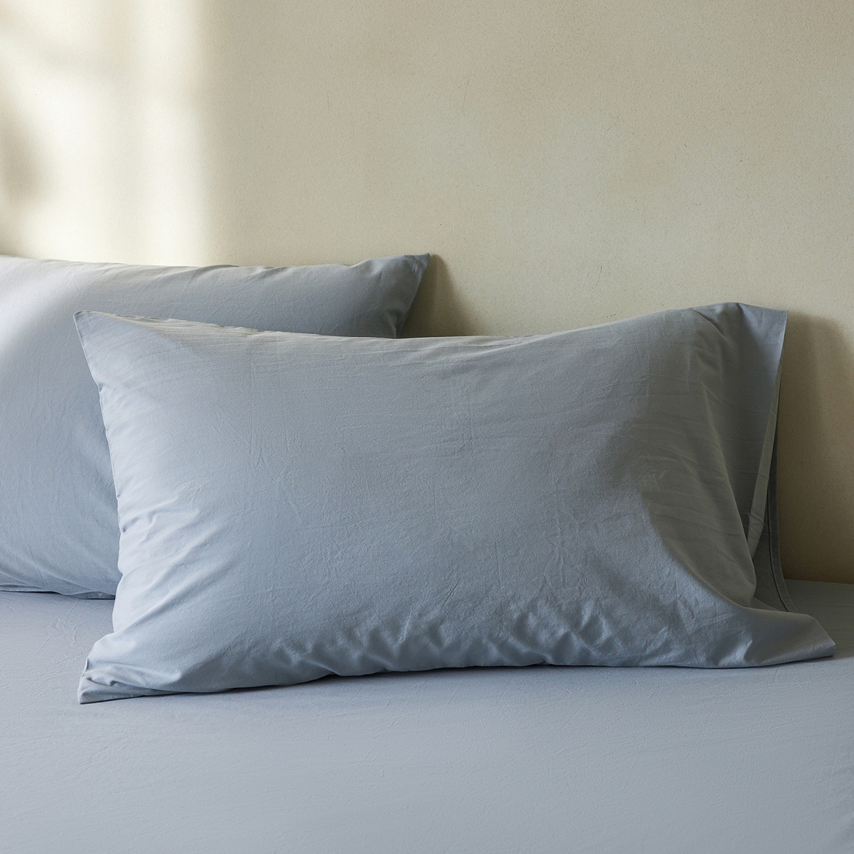 91家纺网 家纺一手货源 找家纺 轩和家居 2025新款全棉高支旧感砂洗长绒棉单枕套 雾海蓝