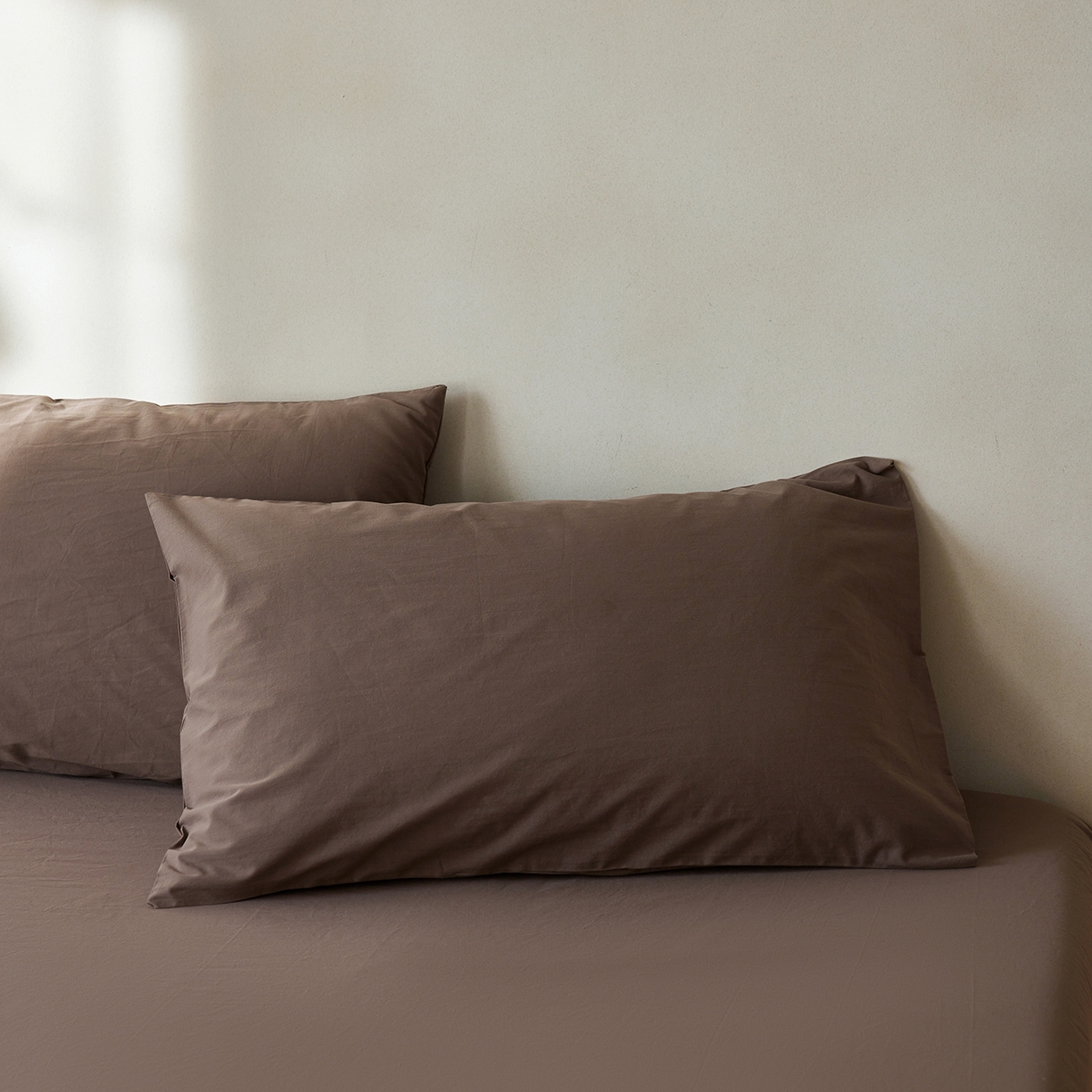 91家纺网 家纺一手货源 找家纺 轩和家居 2025新款全棉高支旧感砂洗长绒棉单枕套 落栗棕