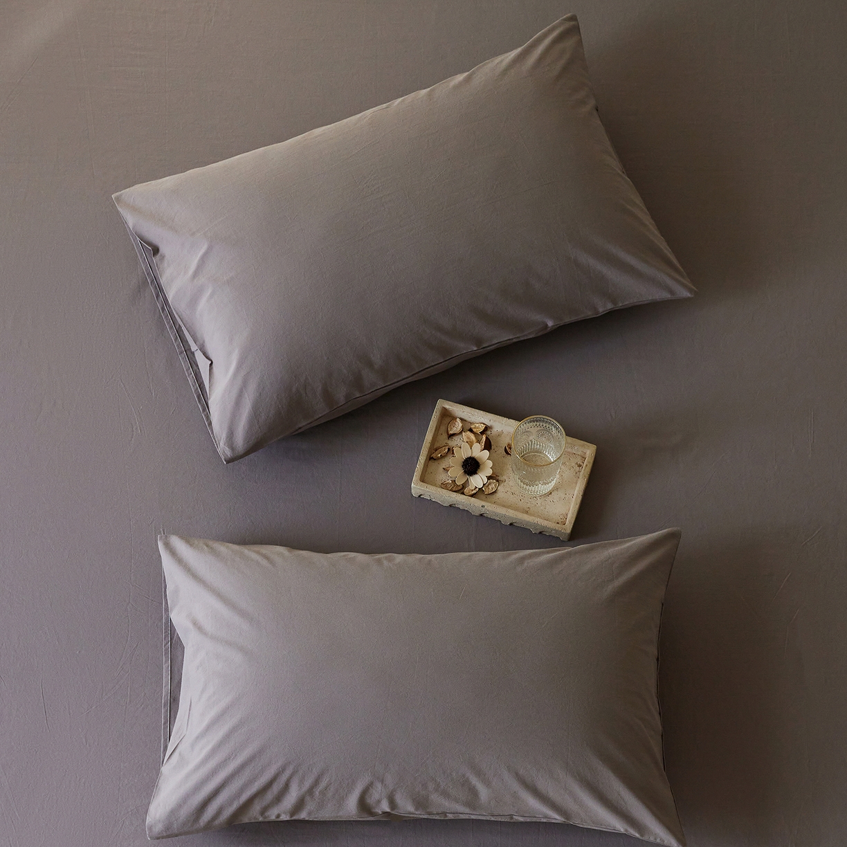 91家纺网 家纺一手货源 找家纺 轩和家居 2025新款全棉高支旧感砂洗长绒棉单枕套 暮烟灰