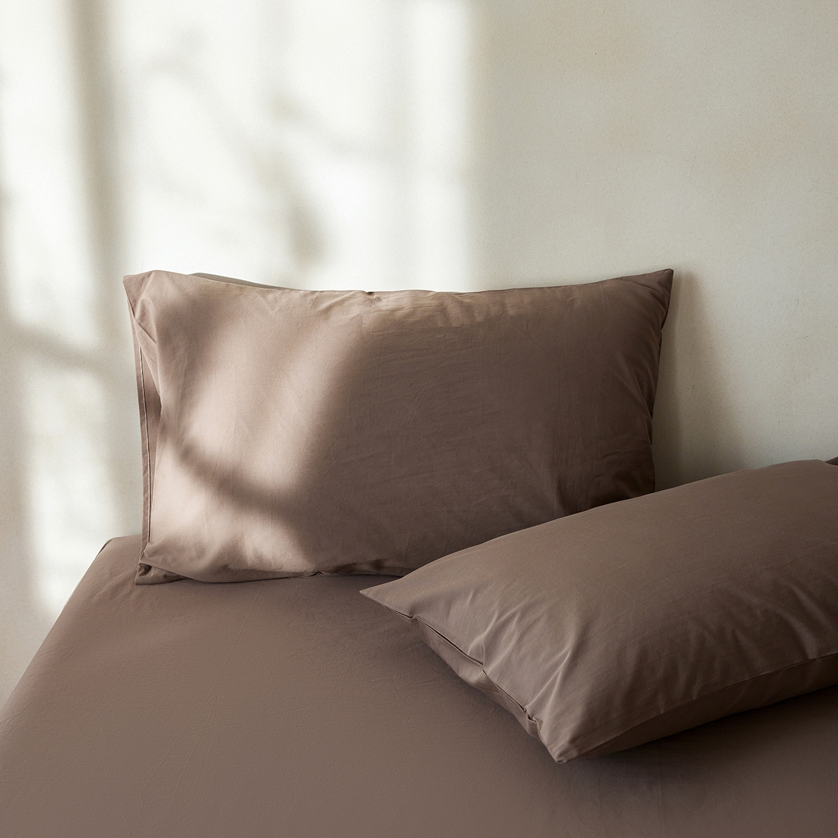 91家纺网 家纺一手货源 找家纺 轩和家居 2025新款全棉高支旧感砂洗长绒棉单枕套 落栗棕