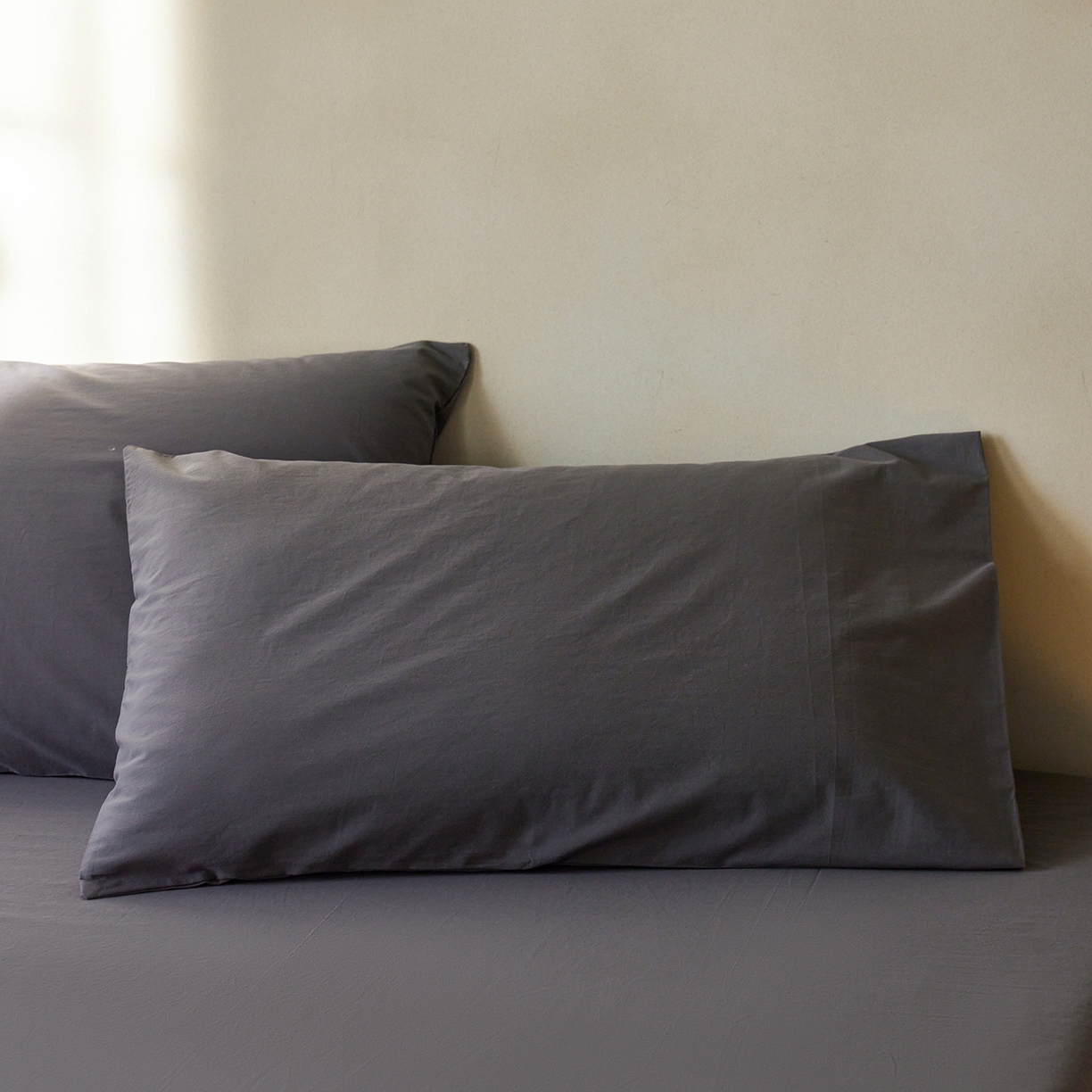 91家纺网 家纺一手货源 找家纺 轩和家居 2025新款全棉高支旧感砂洗长绒棉单枕套 墨染灰