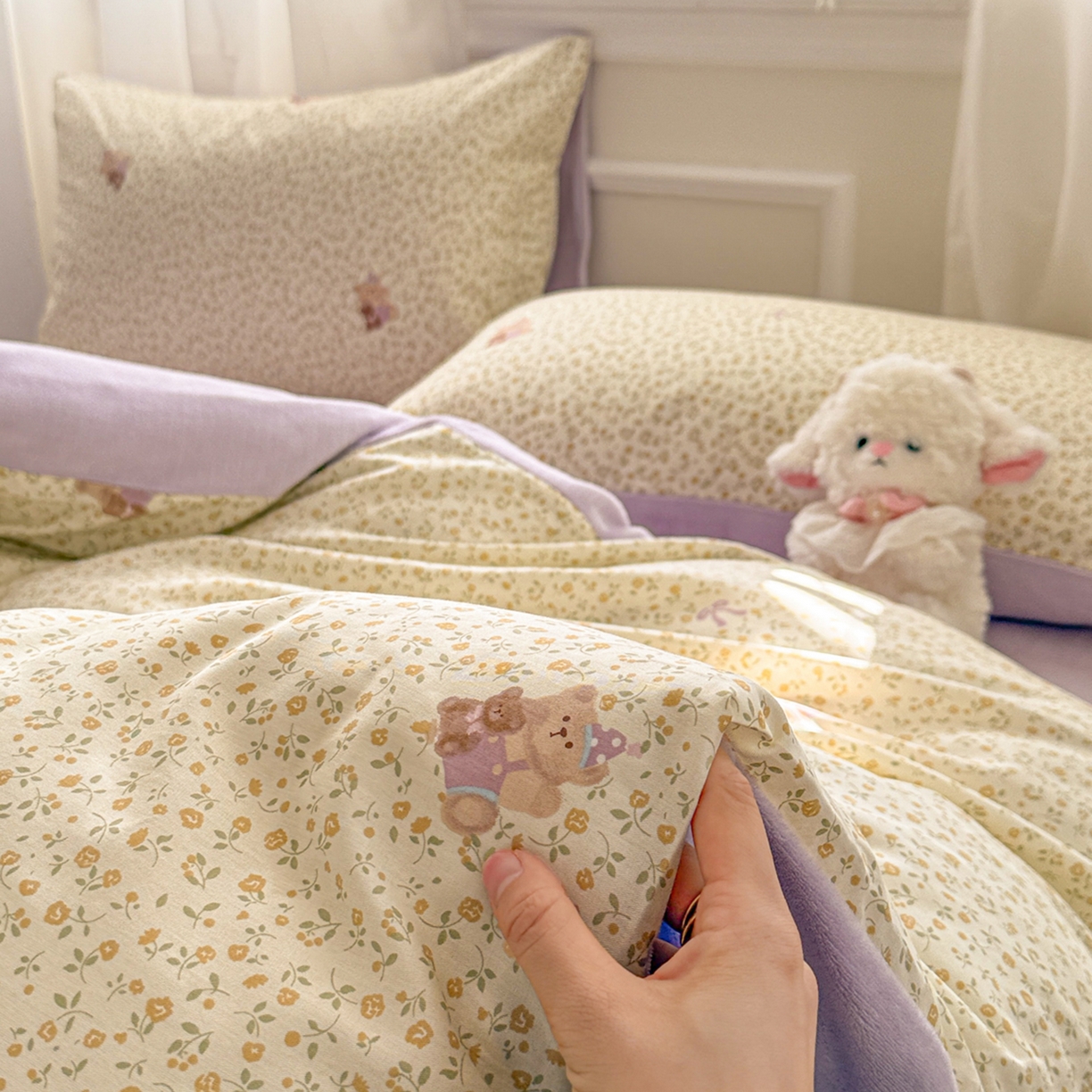 91家纺网 家纺一手货源 找家纺 呗旺鹿 2025新款卡通棉+绒牛奶绒棉绒四件套 闹钟麦田