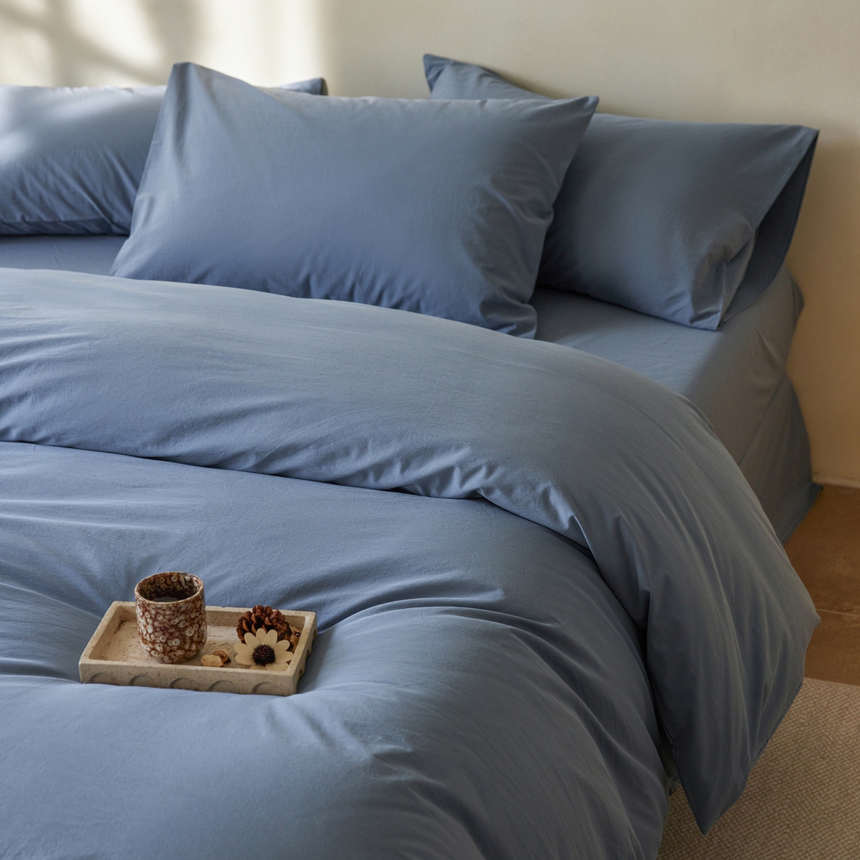 91家纺网 家纺一手货源 找家纺 轩和家居 2025新款全棉高支旧感砂洗长绒棉四件套 霁兰色