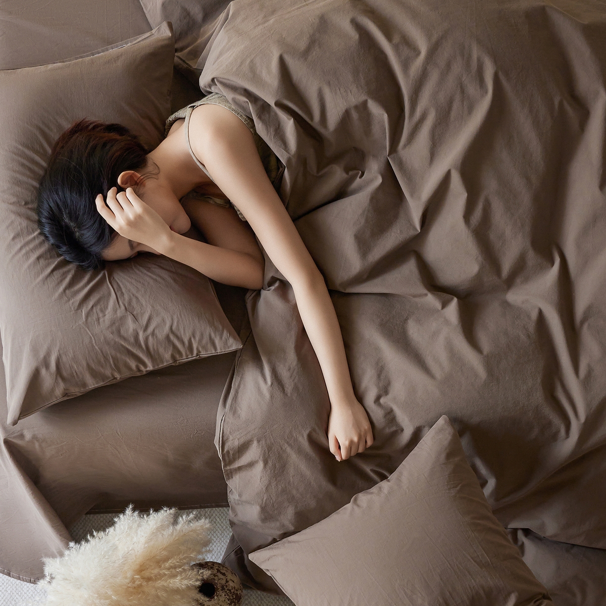 91家纺网 家纺一手货源 找家纺 轩和家居 2025新款全棉高支旧感砂洗长绒棉四件套 落栗棕