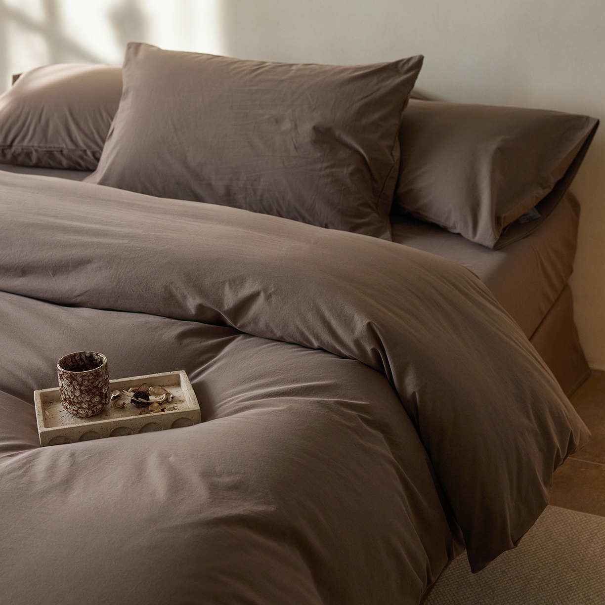 91家纺网 家纺一手货源 找家纺 轩和家居 2025新款全棉高支旧感砂洗长绒棉四件套 落栗棕