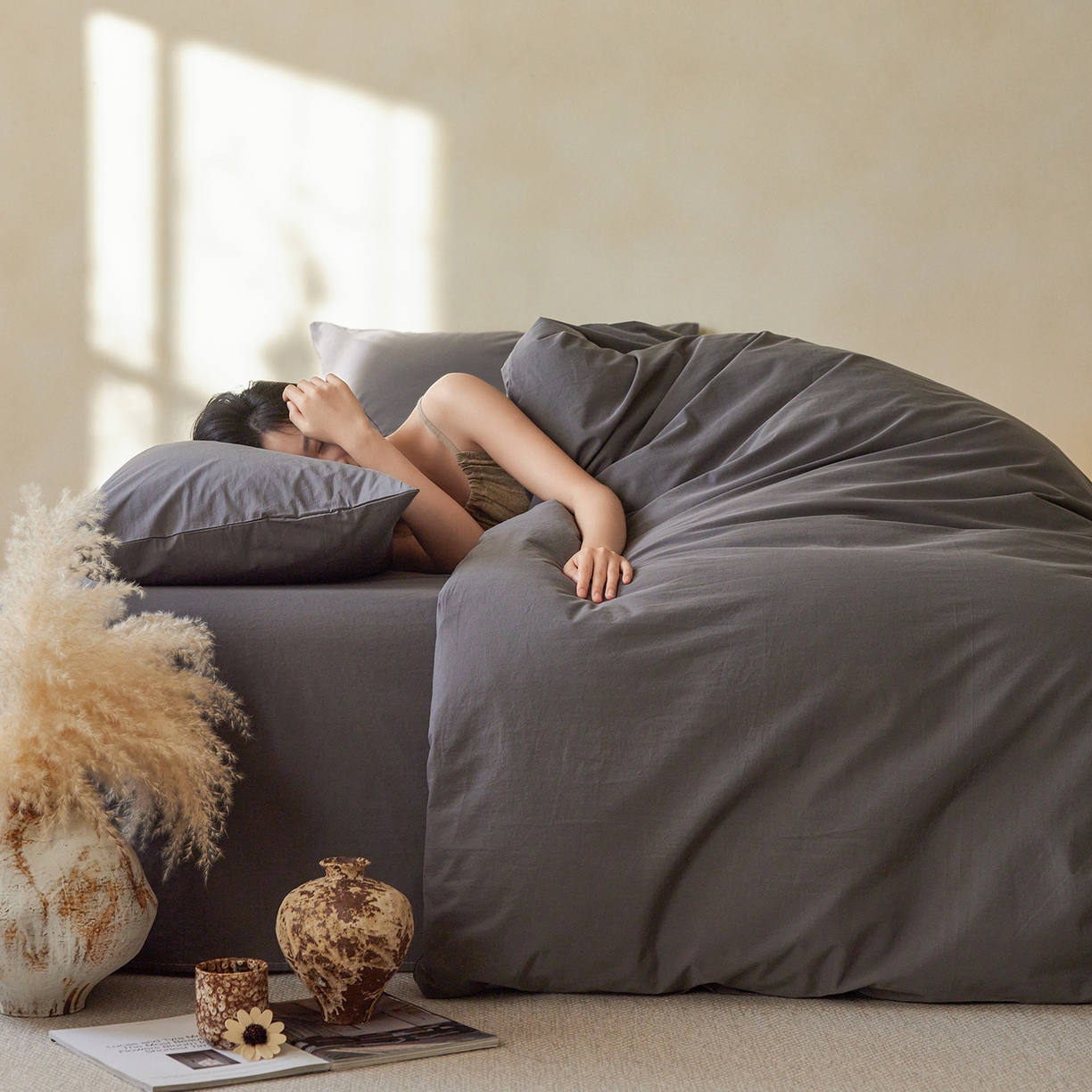 91家纺网 家纺一手货源 找家纺 轩和家居 2025新款全棉高支旧感砂洗长绒棉四件套 墨染灰