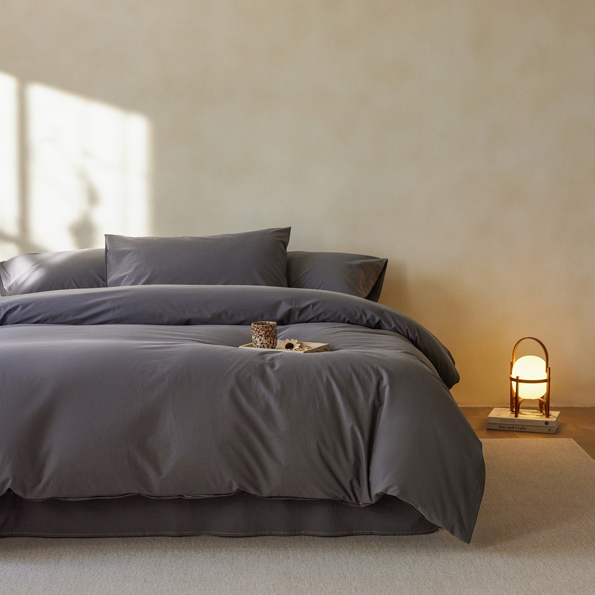 91家纺网 家纺一手货源 找家纺 轩和家居 2025新款全棉高支旧感砂洗长绒棉四件套 墨染灰