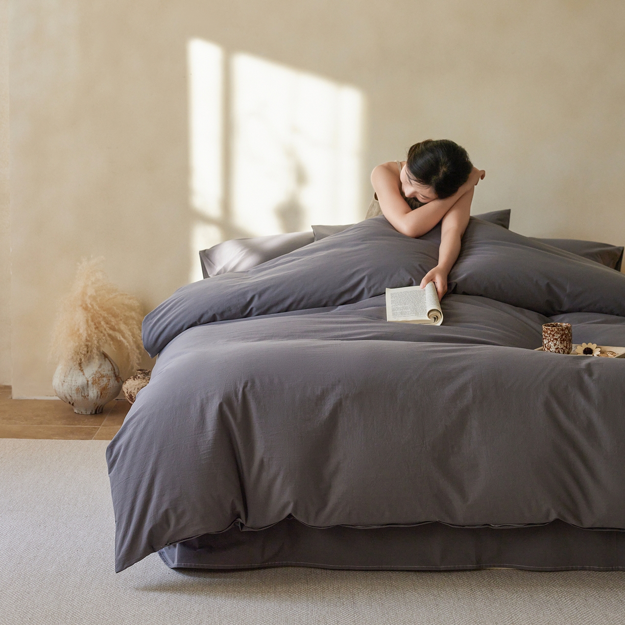 91家纺网 家纺一手货源 找家纺 轩和家居 2025新款全棉高支旧感砂洗长绒棉四件套 墨染灰