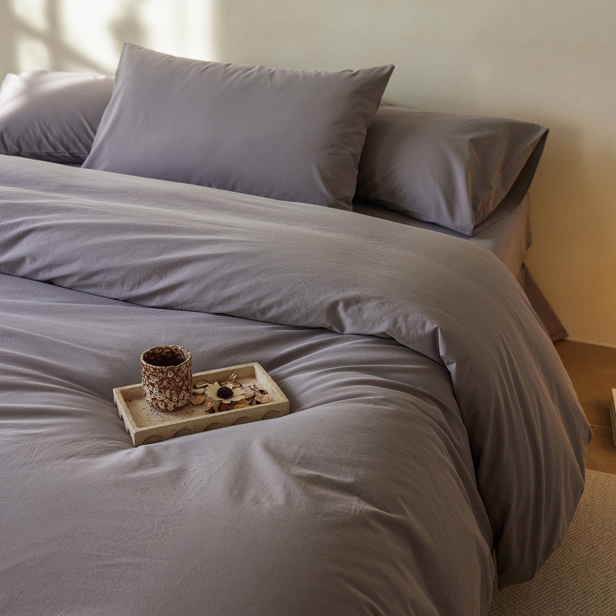 91家纺网 家纺一手货源 找家纺 轩和家居 2025新款全棉高支旧感砂洗长绒棉四件套 暮烟灰