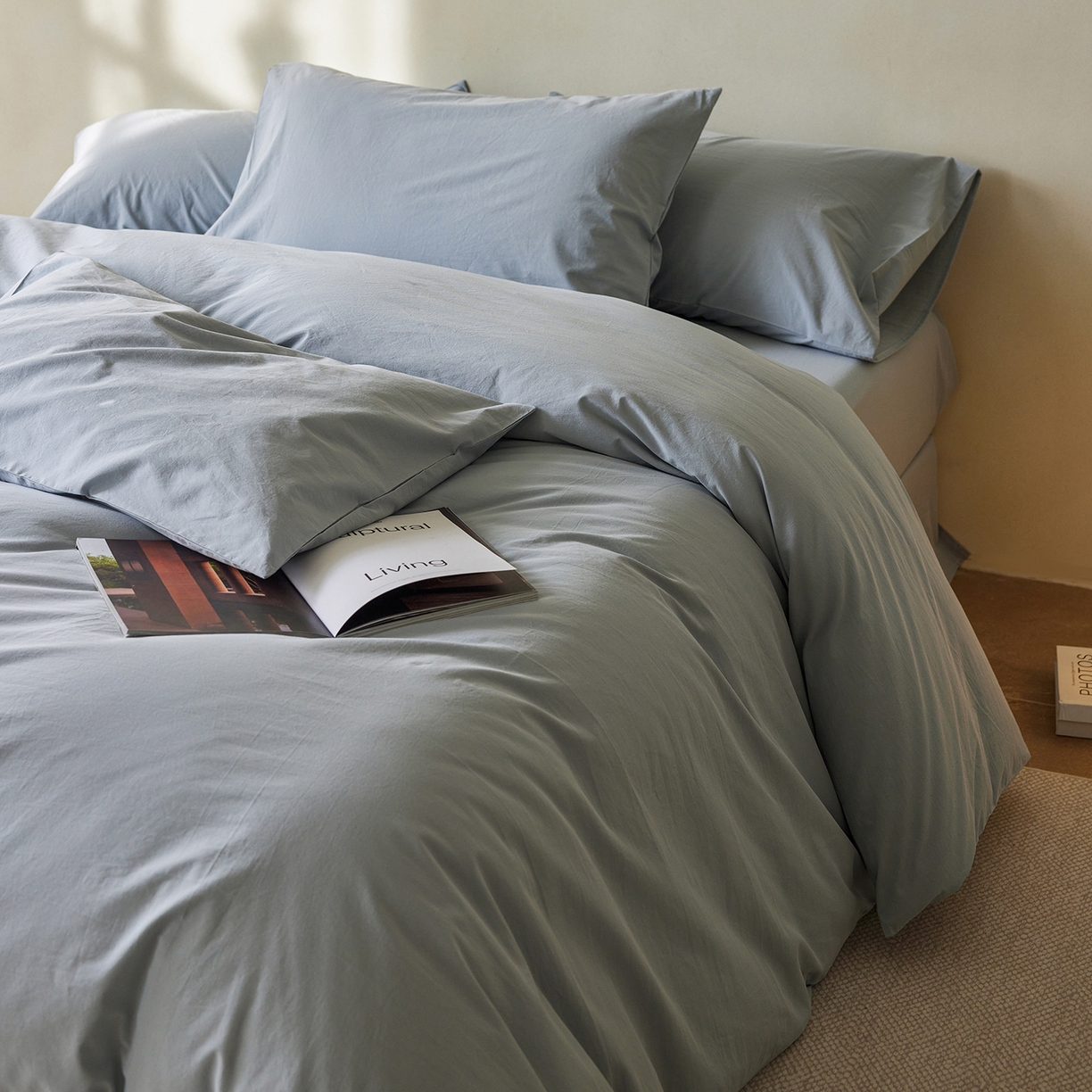 91家纺网 家纺一手货源 找家纺 轩和家居 2025新款全棉高支旧感砂洗长绒棉四件套 雾海蓝