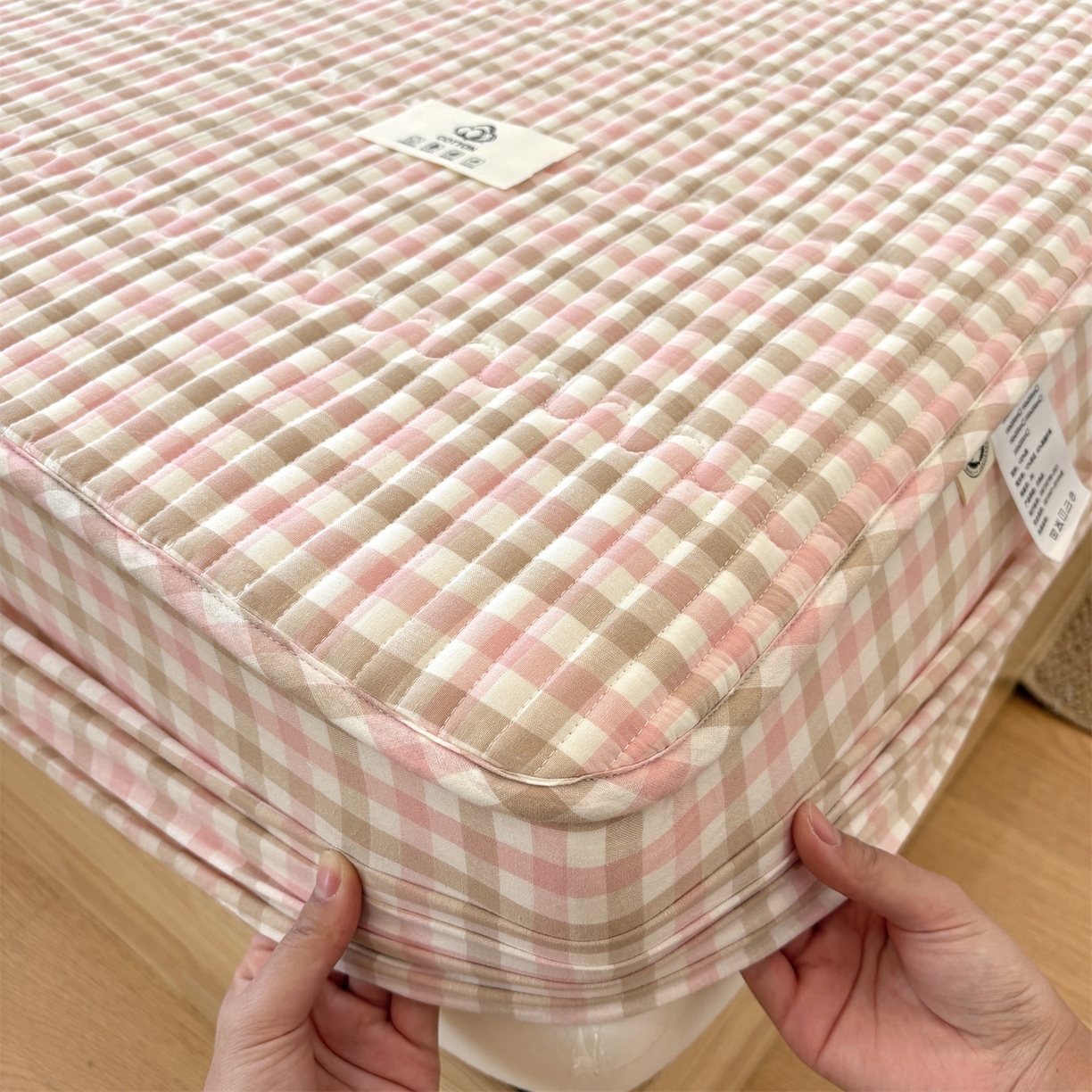 91家纺网 家纺一手货源 找家纺 居眠 2025新款格子全棉纯棉水洗棉棉花单床笠床笠单件单品床笠 夹棉款-印月粉