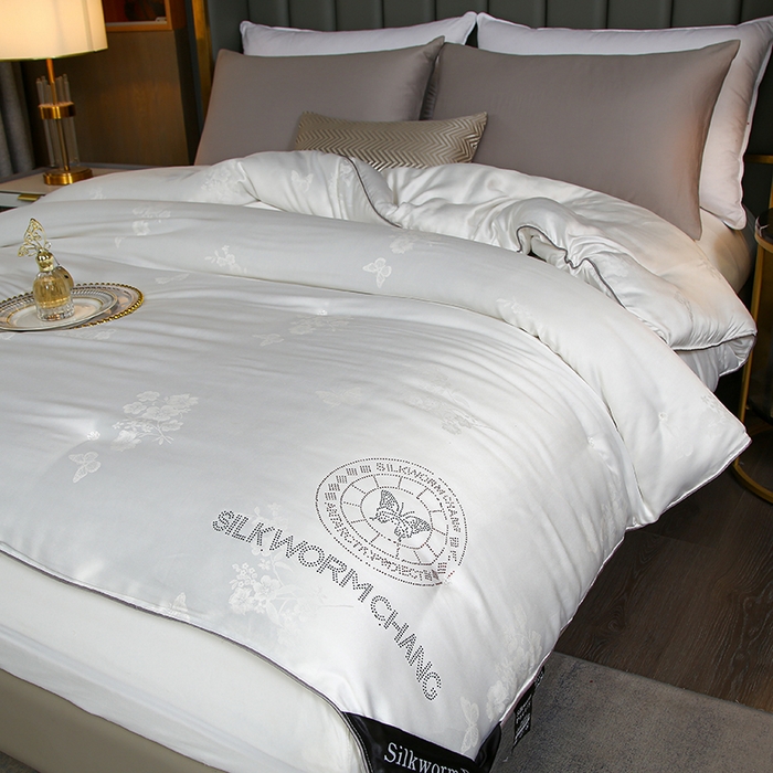 91家纺网 家纺一手货源 找家纺 畅畅家纺 2025新款微商热款蝴蝶丝棉被加厚全棉纯棉莫代尔提花手工订花被子被芯 经典白