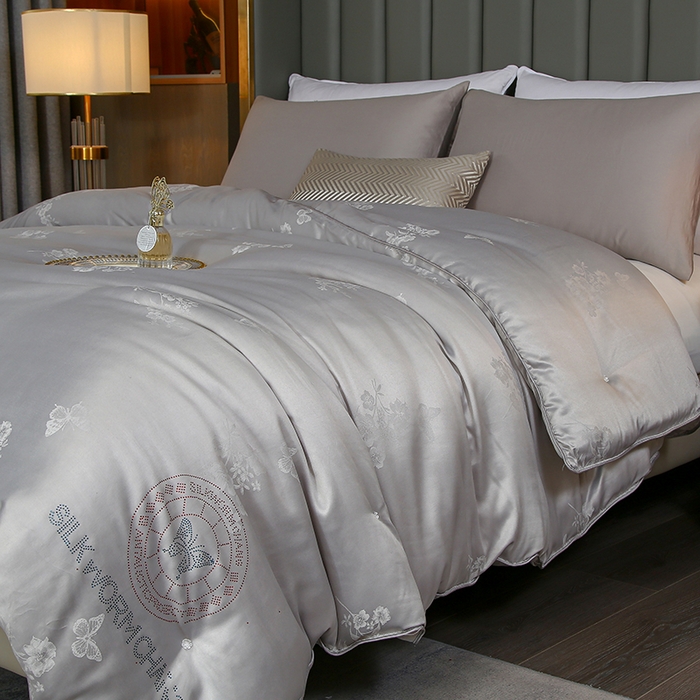 91家纺网 家纺一手货源 找家纺 畅畅家纺 2025新款微商热款蝴蝶丝棉被加厚全棉纯棉莫代尔提花手工订花被子被芯 经典灰