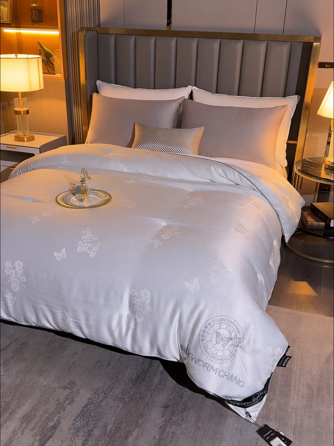 91家纺网 家纺一手货源 找家纺 畅畅家纺 2025新款微商热款蝴蝶丝棉被加厚全棉纯棉莫代尔提花手工订花被子被芯 经典白