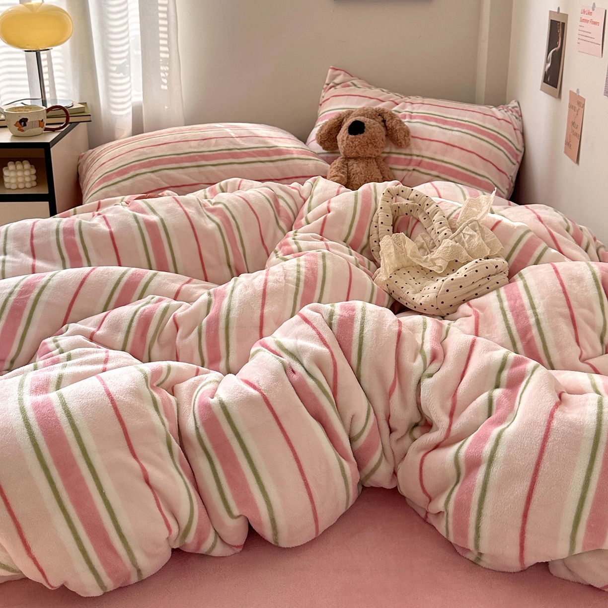 91家纺网 家纺一手货源 找家纺 艾咪-Amy ntmy 2025新款治愈系条纹牛奶绒四件套 粉奈新粉