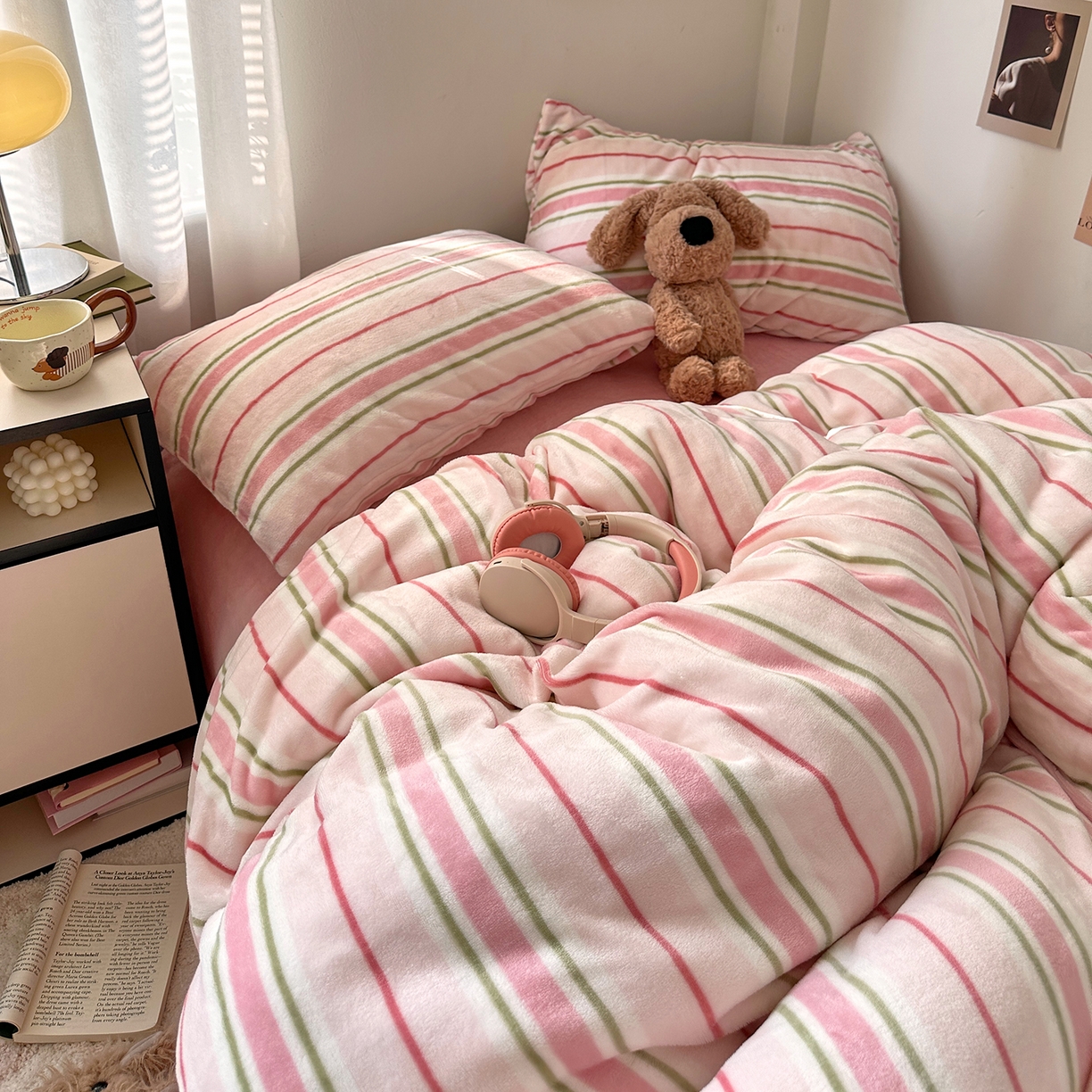 91家纺网 家纺一手货源 找家纺 艾咪-Amy ntmy 2025新款治愈系条纹牛奶绒四件套 粉奈新粉