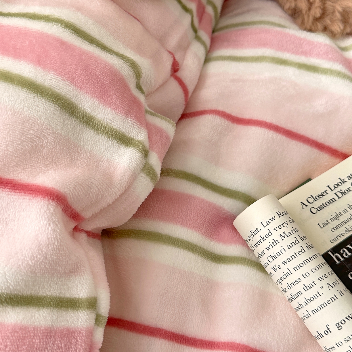 91家纺网 家纺一手货源 找家纺 艾咪-Amy ntmy 2025新款治愈系条纹牛奶绒四件套 粉奈焦糖