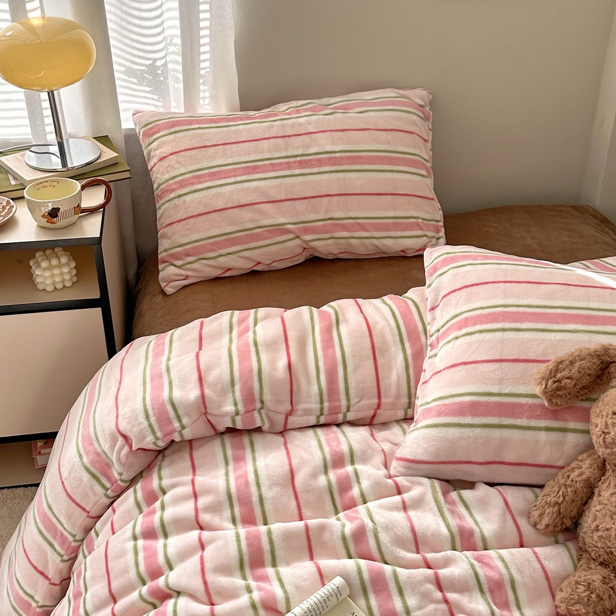 91家纺网 家纺一手货源 找家纺 艾咪-Amy ntmy 2025新款治愈系条纹牛奶绒四件套 粉奈焦糖